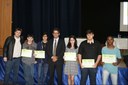 Gustavo Lopes (de terno, ao centro) com os estudantes premiados.