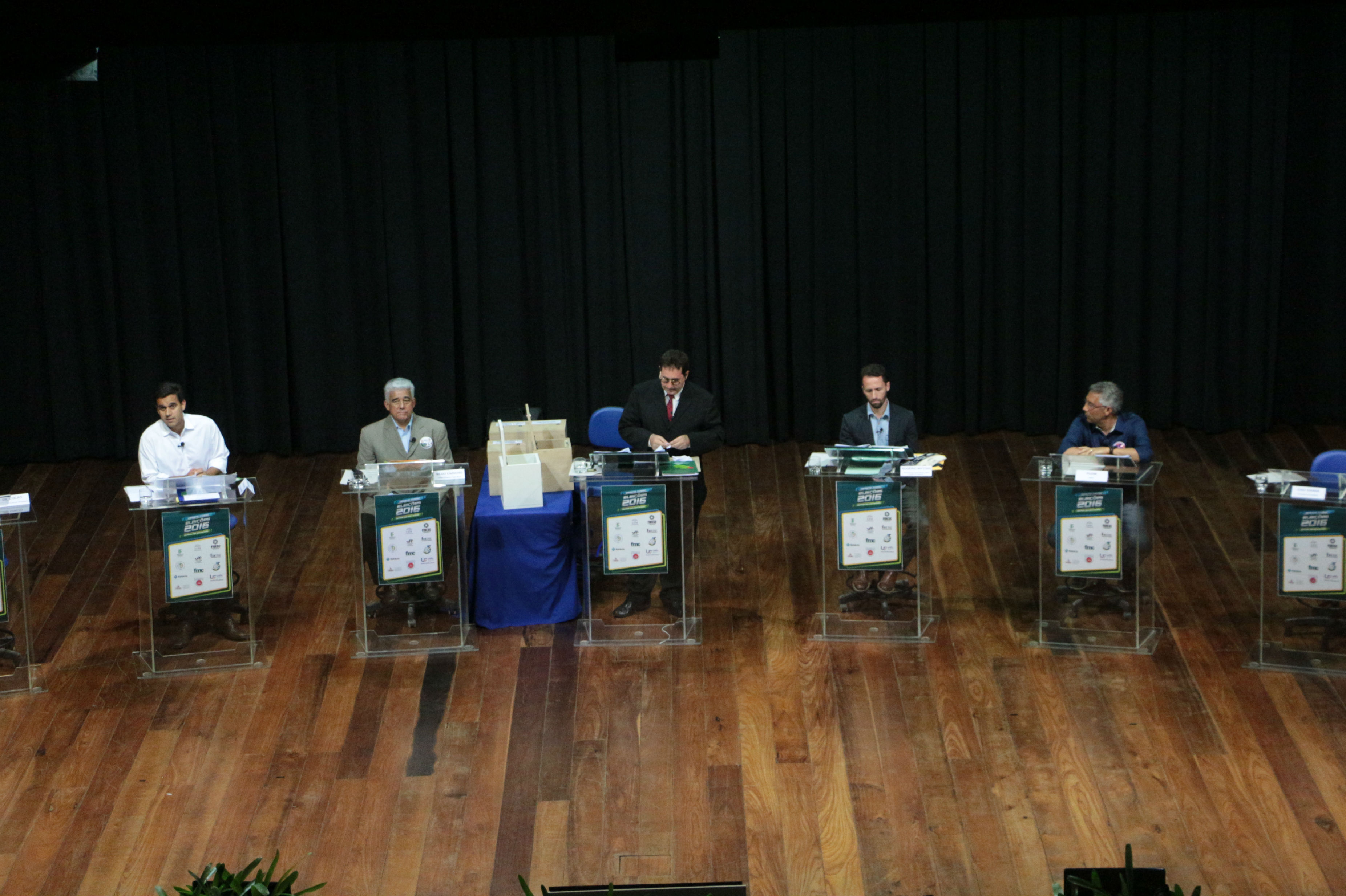 Candidatos a prefeito participam de debate promovido pelo Fidesc