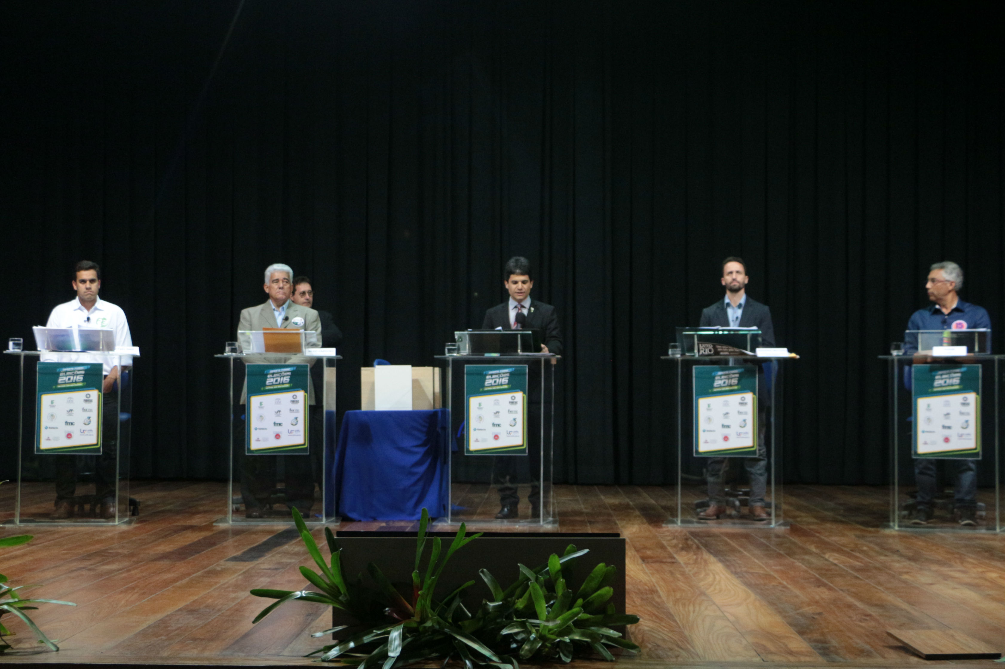 Candidatos a prefeito participam de debate promovido pelo Fidesc