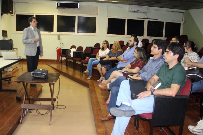 Professor Silva Neto durante palestra para os alunos do SAEG.jpg