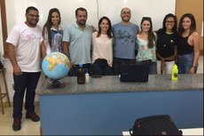 Professores Renata (blusa rosa) e Wander (camisa azul escuro) ao lado dos coordenadores de Ciências da Rede Municipal de Ensino, profs. Carla de Sales Pessanha e Eduardo Pinheiro Rodrigues.