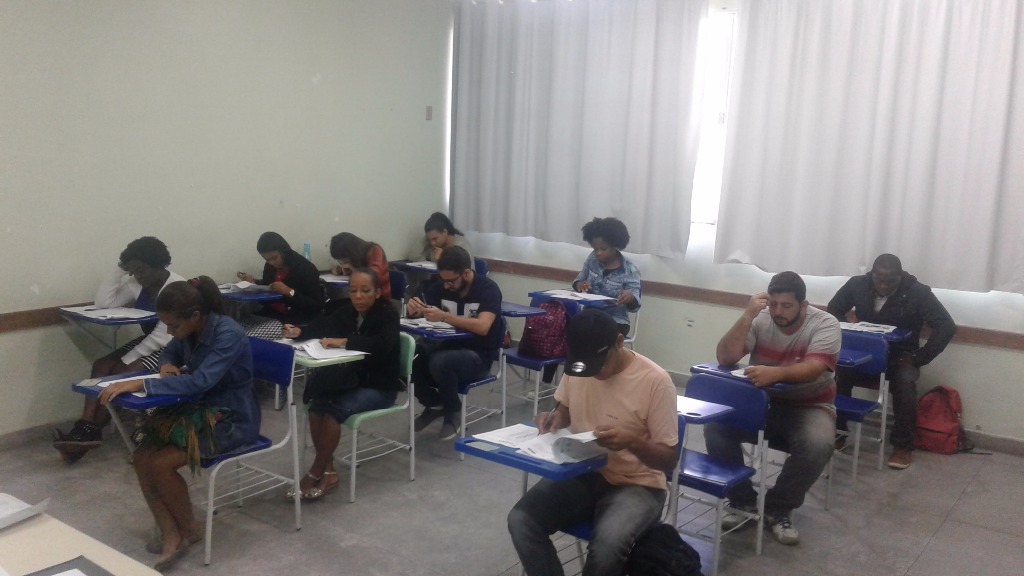 Candidatos realizando prova no campus Guarus