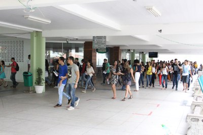 Chegada dos estudantes ao Campus Campos Centro para a realização da prova.