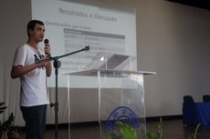 O aluno do campus Macaé, Ary Neto, apresenta trabalho sobre geração de resíduos sólidos