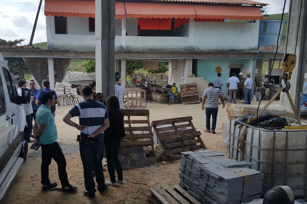 Alunos do SAEG visitam indústrias de rochas ornamentais de Santo Antônio de Pádua.jpg