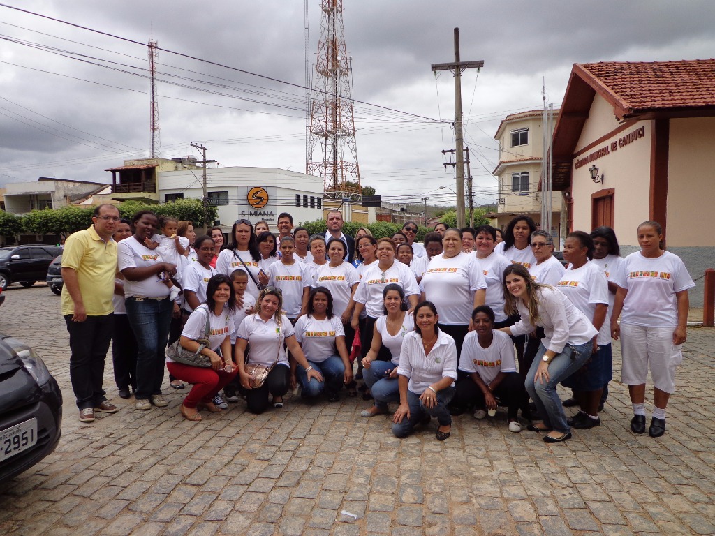 Foto 14 – As alunas do Programa Mulheres Mil do campus Cambuci, participando do desfile escolar  em comemoração do aniversário da cidade de Cambuci, com a equipe da Prefeitura Municipal inclusive o Prefeito (2013).