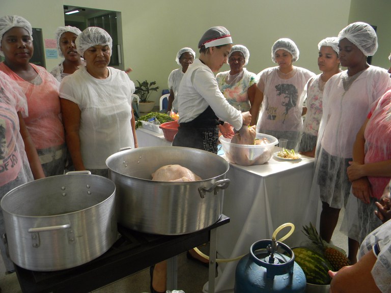 Foto 22 - Aula Prática de Culinária das Alunas do Programa Mulheres Mil com professora Raquel Fernandes, campus Campos Guarus.