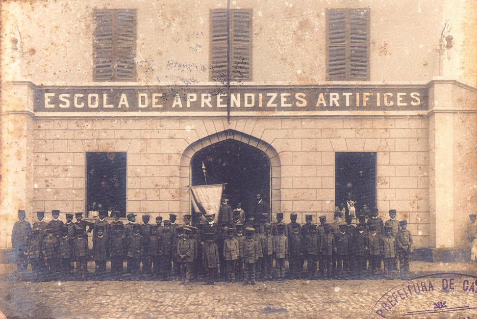 A Escola de Aprendizes e Artífices foi criada em 1909, pelo presidente Nilo Peçanha, com o objetivo de proporcionar oportunidades de trabalho para jovens de classes menos favorecidas.