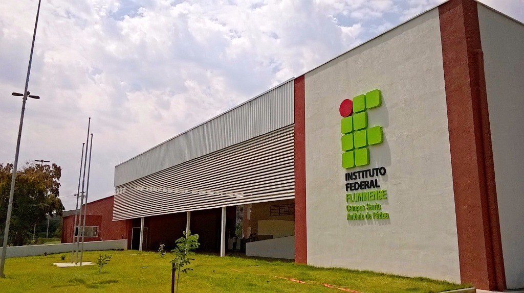 Também conhecida como educação pelo trabalho, a politecnia consiste em um modelo de formação integral que visa superar a tradicional divisão entre trabalho intelectual e manual, desenvolvendo de forma integrada ambas habilidades. 