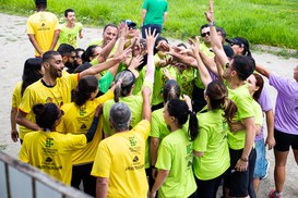 Atletas e demais participantes durante grito de guerra 