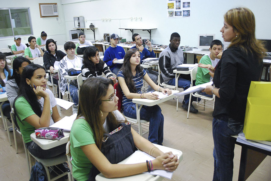 Alunos de telecomunicação em aula